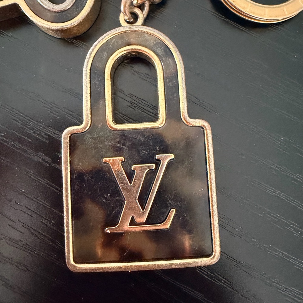 LOUIS VUITTON Tortoise Shell Resin Confidence Key Holder And Bag Charm - Picture 2 of 7